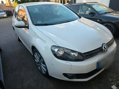 Gebraucht VW Golf VI 105 PS (77 kW) 2010 Weiß Kleinwagen