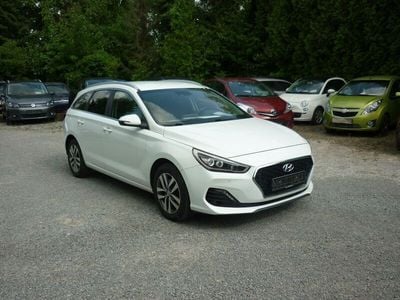 Gebraucht Hyundai i30 Trend 140 PS (102 kW) 2019 Polar white / sol Kombi