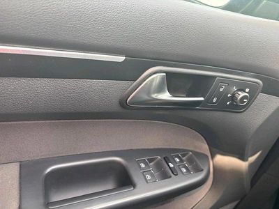 Grau Gebraucht 2010 VW Touran Van / Kleinbus | 10.000 € (Teuer)