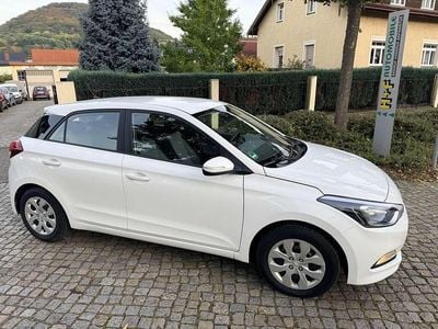 Gebraucht Hyundai i20 Classic 75 PS (55 kW) 2016 Polar white Kleinwagen