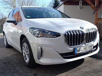 Gebraucht BMW 225 Active Tourer Luxury Line 245 PS (180 kW) 2023 Weiß Van / Kleinbus