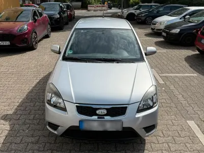 Gebraucht Kia Rio 71 PS (52 kW) 2010 Silber Kleinwagen