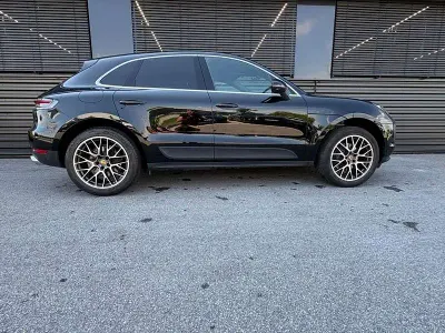 Gebraucht Porsche Macan 245 PS (180 kW) 2019 Tiefschwarz SUV