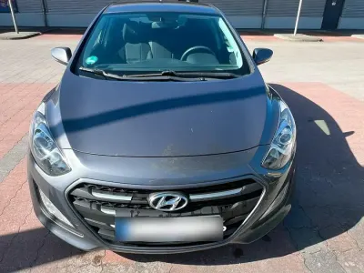 Usado Hyundai i30 Classic 110 CV (80 kW) 2015 Gris Berlina