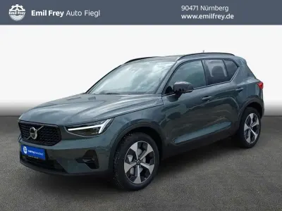 Neu Volvo XC40 Plus 163 PS (119 kW) 2026 Forest lake metallic SUV