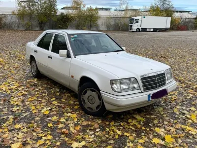 Gebraucht Mercedes E220 150 PS (110 kW) 1995 Weiß Limousine