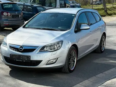 Gebraucht Opel Astra Innovation 160 PS (117 kW) 2011 Silber Kombi