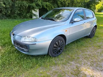 Gebraucht Alfa Romeo 147 90 PS (66 kW) 2002 Blau Kleinwagen
