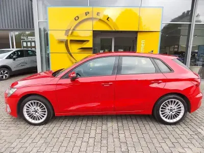 Używany Audi A3 Advanced 110 KM (80 kW) 2023 Czerwony Sedan/Limuzyna