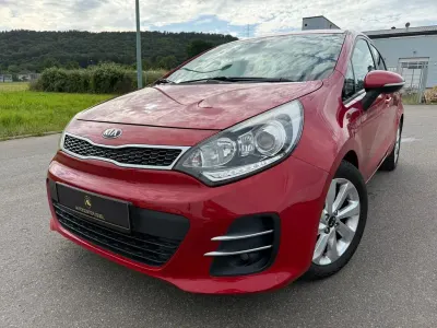 Gebraucht Kia Rio Attract 86 PS (63 kW) 2016 Rot Kleinwagen