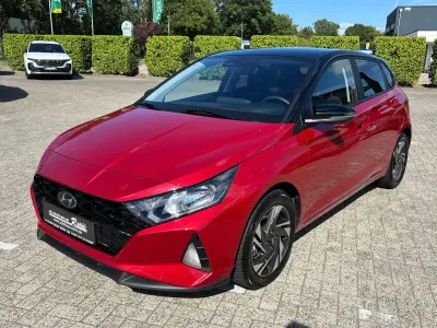 Gebraucht Hyundai i20 Trend 101 PS (74 kW) 2022 Dragon red/ phantom black Kleinwagen