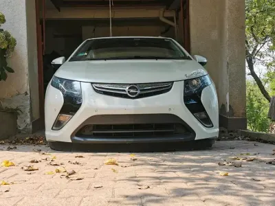 Używany Opel Ampera OPC 150 KM (110 kW) 2012 Biały Hatchback