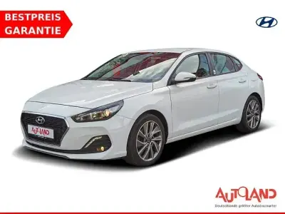 Gebraucht Hyundai i30 120 PS (88 kW) 2020 Weiß Limousine