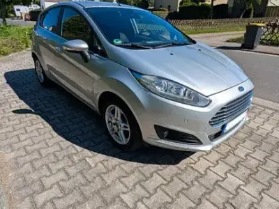 Gebraucht Ford Fiesta Titanium 101 PS (74 kW) 2015 Silber Kleinwagen