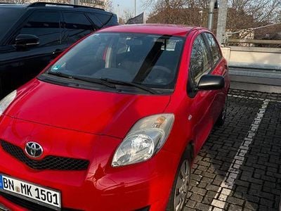 Gebraucht Toyota Yaris 69 PS (50 kW) 2010 Rot Limousine