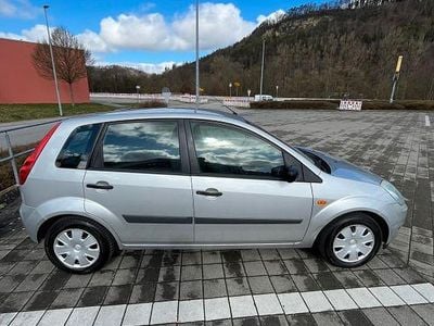Gebraucht Ford Fiesta Ambiente 60 PS (44 kW) 2006 Silber Kleinwagen