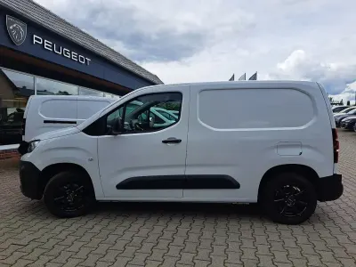 Gebraucht Peugeot Partner Premium 102 PS (75 kW) 2023 Weiß Van / Kleinbus