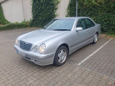 Mercedes E200