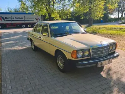 Gebraucht Mercedes 300 125 PS (91 kW) 1984 Gelb Limousine