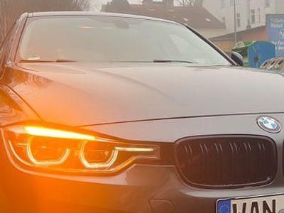 Grau Gebraucht 2017 BMW 318 Advantage Kombi | 11.000 €