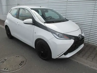 Gebraucht Toyota Aygo X-play 69 PS (50 kW) 2017 Weiß Kleinwagen