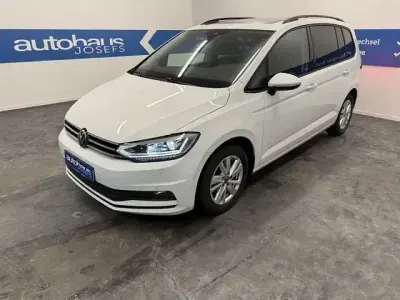 Second-hand VW Touran Comfortline 150 CP (110 kW) 2022 Alb Monovolum