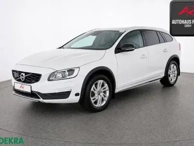 Gebraucht Volvo V60 CC 150 PS (110 kW) 2019 Ice white, solid / solid Kombi