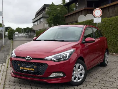Gebraucht Hyundai i20 Trend 101 PS (74 kW) 2016 Red passion / mic Kleinwagen