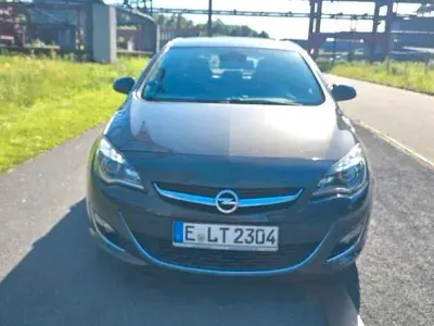 Gebraucht Opel Astra 140 PS (102 kW) 2013 Grau Limousine