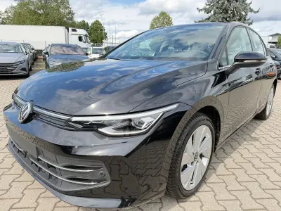 Gebraucht VW Golf VIII Style 150 PS (110 kW) 2025 Schwarz Limousine