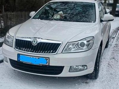 Weiß Gebraucht 2011 Skoda Octavia Elegance Kombi | 5.999 € (Fairer Preis)