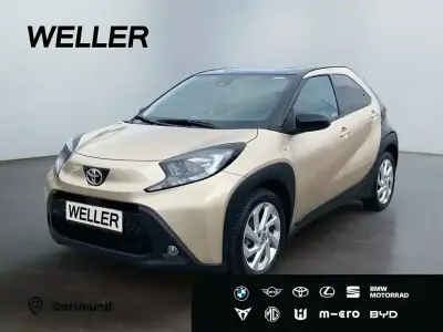 Gebraucht Toyota Aygo 72 PS (52 kW) 2022 Ginger beige / night sky black Kleinwagen