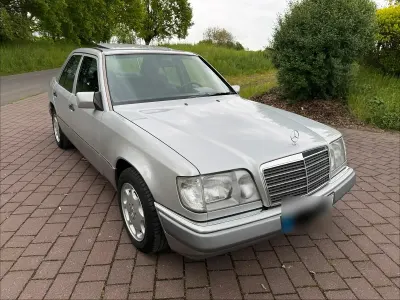 Gebraucht Mercedes E220 150 PS (110 kW) 1994 Silber Limousine