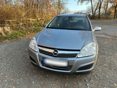 Używany Opel Astra Edition 90 KM (66 kW) 2009 Srebrny Sedan/Limuzyna