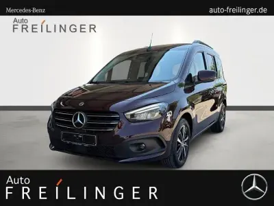 Gebraucht Mercedes T180 Progressive 116 PS (85 kW) 2023 Rot Van / Kleinbus