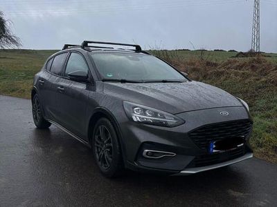 Grau Gebraucht 2019 Ford Focus Active Limousine | 13.400 € (Fairer Preis)