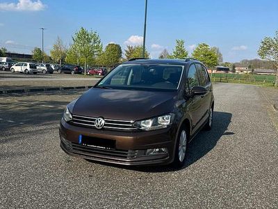 Gebraucht VW Touran Comfortline 150 PS (110 kW) 2016 Braun Van / Kleinbus