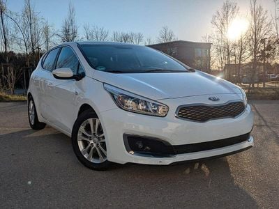 Usado Kia Ceed DREAM-TEAM Edition 101 HP (74 kW) 2017 Branco Citadino