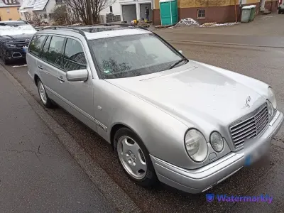 Używany Mercedes E420 279 KM (205 kW) 1997 Srebrny Kombi