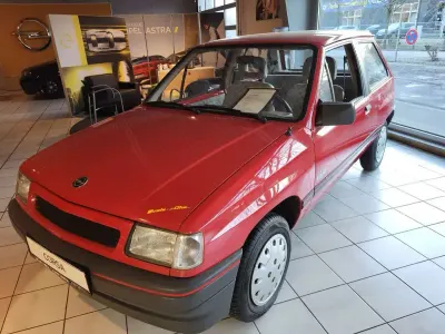 Używany Opel Corsa 45 KM (33 kW) 1992 Czerwony Hatchback
