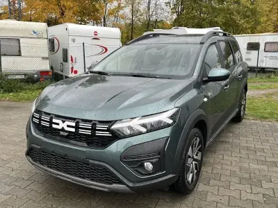 Neu Dacia Jogger Expression 122 PS (89 kW) 2025 Grün Van / Kleinbus