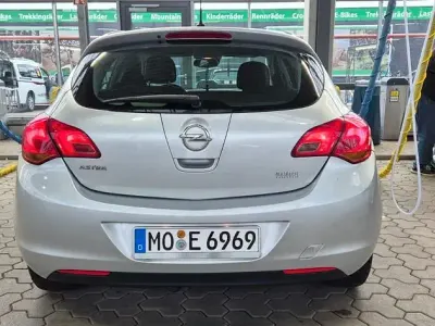 Używany Opel Astra Design Edition 116 KM (85 kW) 2010 Szary Sedan/Limuzyna