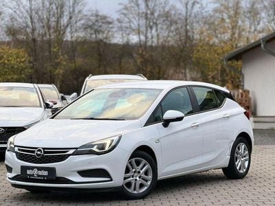 Gebraucht Opel Astra Edition 125 PS (91 kW) 2017 Schneeweiss/olympic/summit whi Limousine