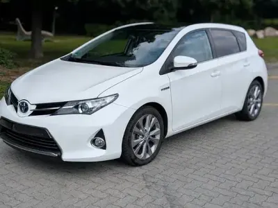 Gebraucht Toyota Auris Hybrid Executive 99 PS (72 kW) 2014 Weiß Limousine