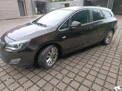 Gebraucht Opel Astra 140 PS (102 kW) 2012 Andere farben Kombi