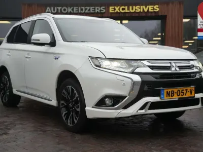Gebraucht Mitsubishi Outlander P-HEV 121 PS (88 kW) 2016 Silky white p SUV
