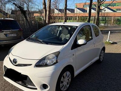 Gebraucht Toyota Aygo 68 PS (50 kW) 2012 Weiß Kleinwagen
