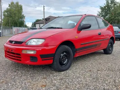 Używany Mazda 323C 73 KM (53 kW) 1995 Czerwony Sedan/Limuzyna
