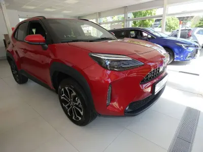 Neu Toyota Yaris Cross 131 PS (96 kW) 2026 Emotional red 2 SUV