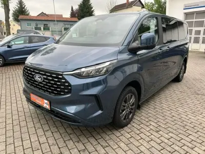 Neu Ford Tourneo Titanium 150 PS (110 kW) 2026 Chromablau Van / Kleinbus